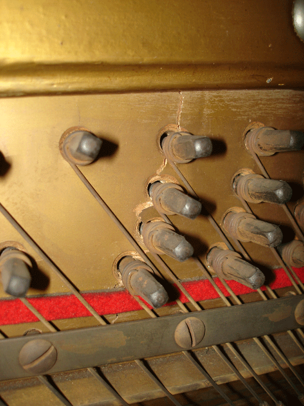 Clavijero de piano gravemente dañado por la humedad